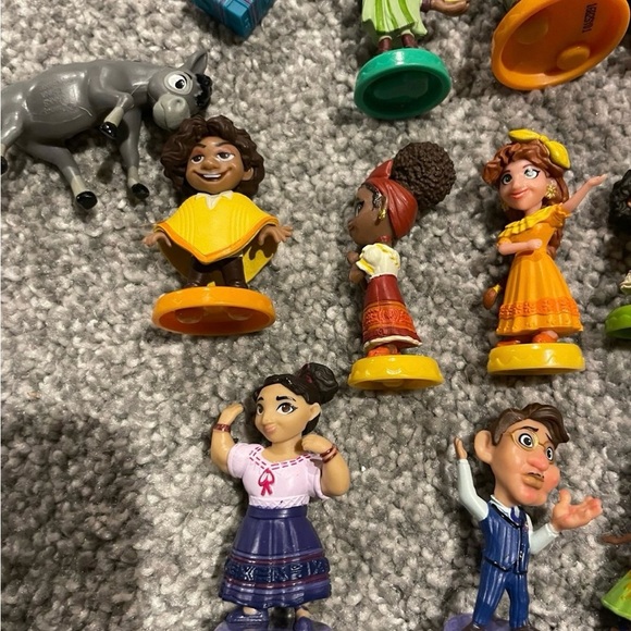 Disney Encanto Mi Familia toy figures set of 15 - Picture 2 of 3